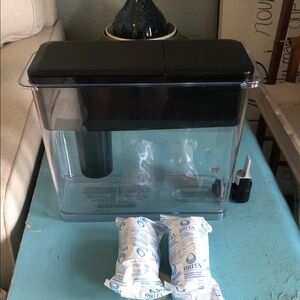 BRITA 27 CUP COUNTERTOP WATER FILTRATION DISPENSER